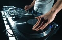 DJ spelar vinyl och använder skivspelaren som ett musikinstrument