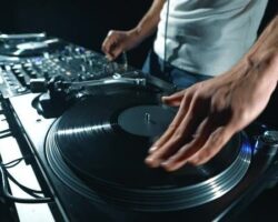 DJ spelar vinyl och använder skivspelaren som ett musikinstrument