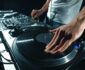 DJ spelar vinyl och använder skivspelaren som ett musikinstrument