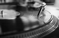 Närbild av en vinylskiva och pickup på en skivspelare