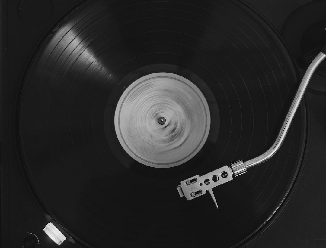 Närbild av en snurrande vinylskiva på en skivspelare